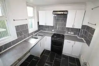 13 Basildon Road, photo 3