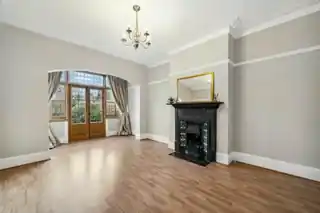 13 Courtlands Avenue, photo 2