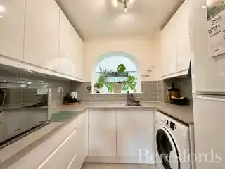 13 Henderson Close, photo 2