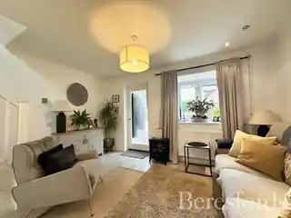 13 Henderson Close, photo 3