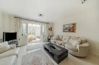 13 Hornchurch Close, photo 2