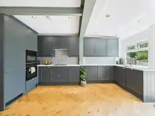 13 Lyndhurst Road, photo 2