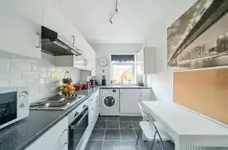 13 Meadway Close, photo 4