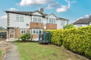 13 Meadway Close, photo 2