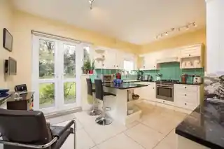 13 Rundell Crescent, photo 3