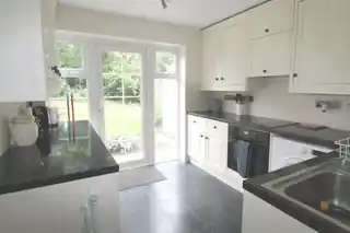 13 Taunton Drive, photo 2