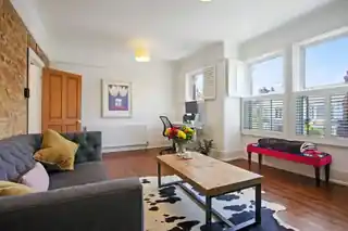130 Eastcombe Avenue, photo 3