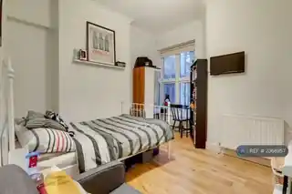 130 Fortis Green Road, photo 3