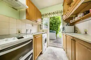 130 Sutton Court Road, photo 3
