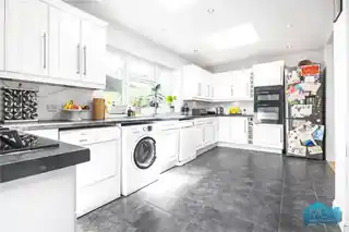131 Fitzjohn Avenue, photo 3