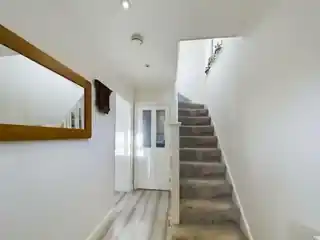 131 Sutton Court Road, photo 2
