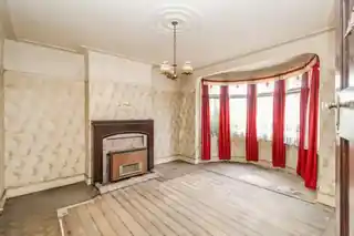 132 Collinwood Gardens, photo 2