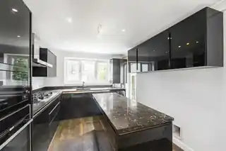 132 Leslie Road, photo 2