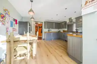 132 Osier Crescent, photo 4