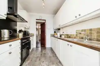 132 Squirrels Heath Road, photo 4
