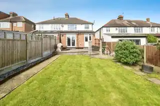 132 Squirrels Heath Road, photo 2
