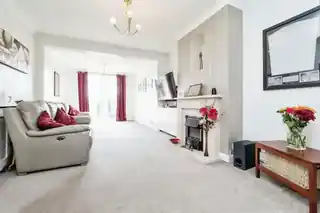 132 Squirrels Heath Road, photo 3
