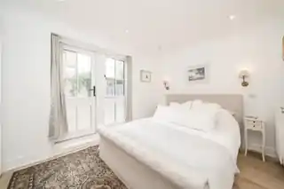132A Blythe Road, photo 2