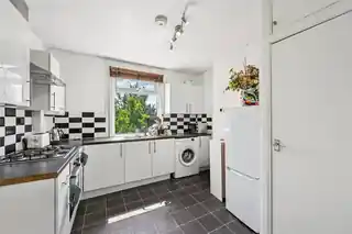 133 Lansdowne Way, photo 2