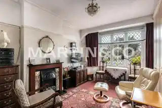 134 Roding Lane South, photo 2