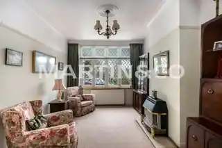 134 Roding Lane South, photo 3