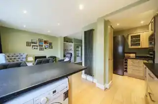 135 Matlock Crescent, photo 4