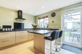 135 Matlock Crescent, photo 3