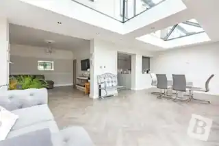 136 Corbets Tey Road, photo 3