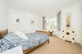 136 Elthorne Avenue, photo 3