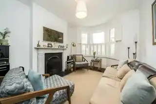 136 Elthorne Avenue, photo 4