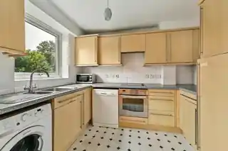 137 Perryfield Way, photo 4