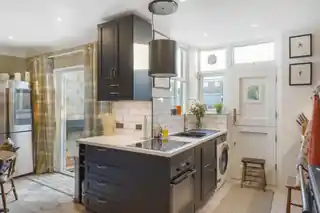 138 Boston Manor Road, photo 2