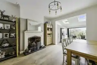 139 Cheam Common Road, photo 2
