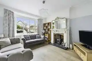 139 Cheam Common Road, photo 3