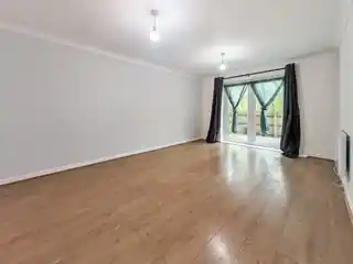 13A Redbourne Drive, photo 3