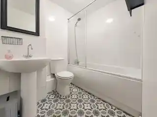 13A Redbourne Drive, photo 2