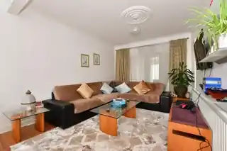 14 Brinkworth Road, photo 3