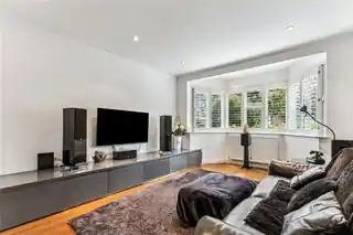 14 Burntwood Close, photo 3