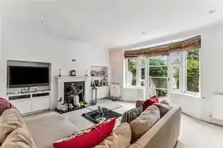 14 Burntwood Close, photo 2