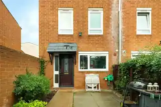 14 Castle Close, photo 2
