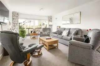 14 Falcon Close, photo 3