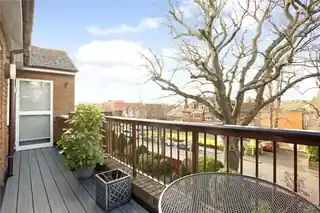 14 Falcon Close, photo 2