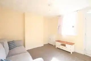 14 Montague Waye, photo 3