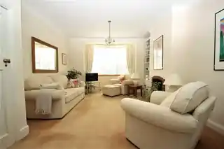 14 Roy Gardens, photo 3