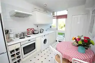 14 Roy Gardens, photo 2