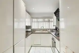 14 St Martin Close, photo 2