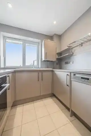 14 Woodington Close, photo 4