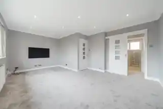 14 Woodington Close, photo 3