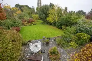 14 Woodlands Road, photo 3