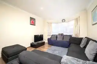 140 Camrose Avenue, photo 2